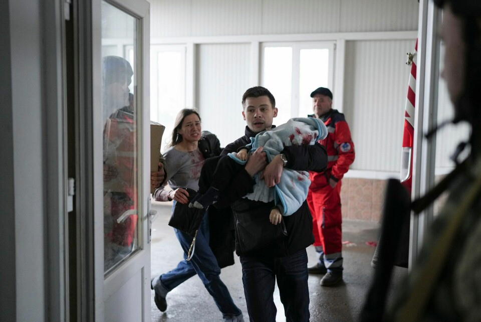DREPT: Et foreldrepar med sin 18 måneder gamle sønn, som ble drept i et granatangrep i Mariupol fredag. Et foreldrepar med sin 18 måneder gamle sønn, som ble drept i et granatangrep i Mariupol fredag. Foto: Evgeniy Maloletka / AP / NTB