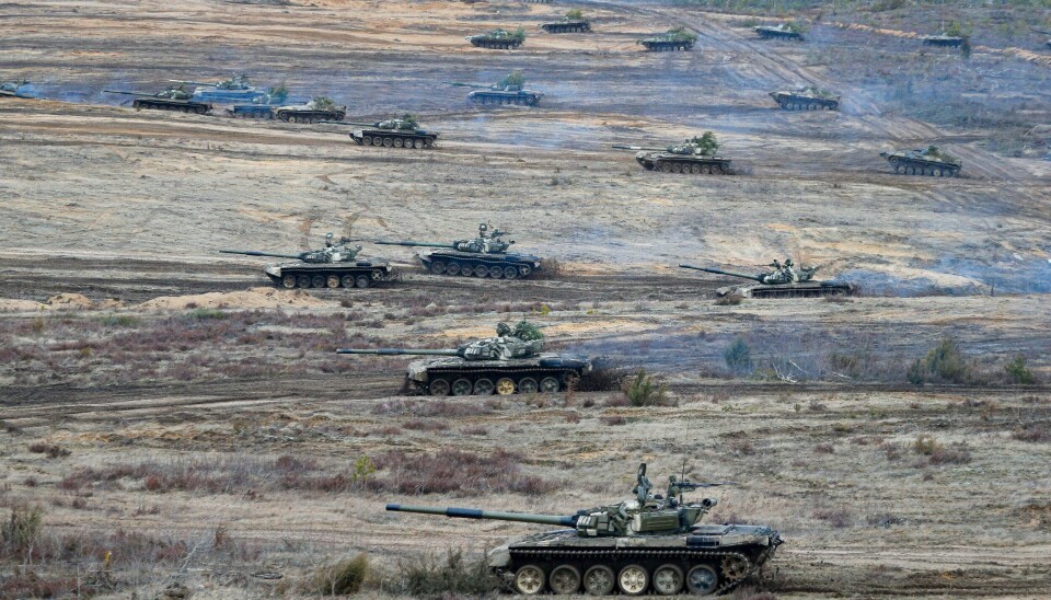 ØVELSE: Militære kjøretøy under en øvelse lørdag i Hviterussland, der Russland har utplassert styrker nær grensen til Ukraina. Militære kjøretøy under en øvelse lørdag i Hviterussland, der Russland har utplassert styrker nær grensen til Ukraina. Foto: Aleksander Zemlianitsjenko Jr / AP / NTB