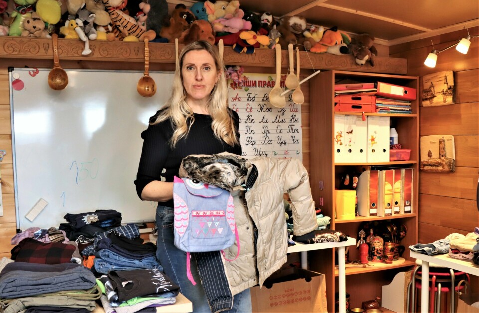 ØNSKER IKKE KRIG: Russiske Elena Håkonsen samler inn klær til ukrainske flyktninger. – Ingen av oss ønsker krig, sier hun. Russiske Elena Håkonsen, har samlet inn klær og penger til ukrainske flyktninger. -Ingen av oss ønsker krig, sier hun.