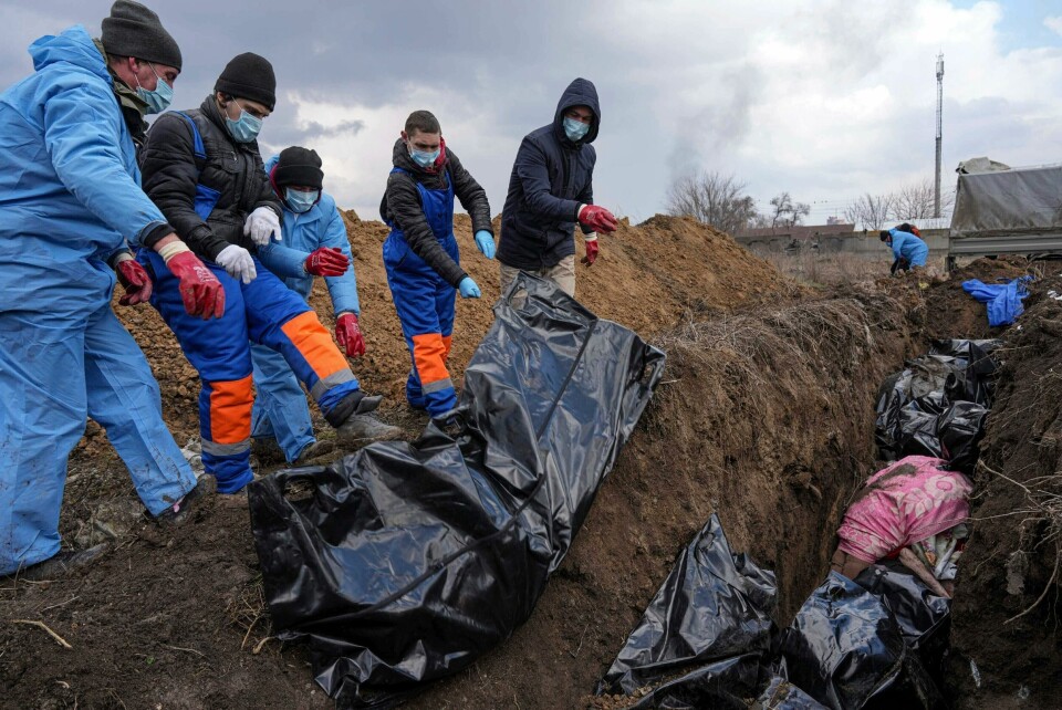 I Mariupol blir flere av byens døde lagt i en massegrav fordi forholdene gjør det umulig å gi hver enkelt en vanlig gravferd. Foto: Evgenij Maloletka / AP / NTB I Mariupol blir flere av byens døde lagt i en massegrav fordi forholdene gjør det umulig å gi hver enkelt en vanlig gravferd. Foto: Evgenij Maloletka / AP / NTB