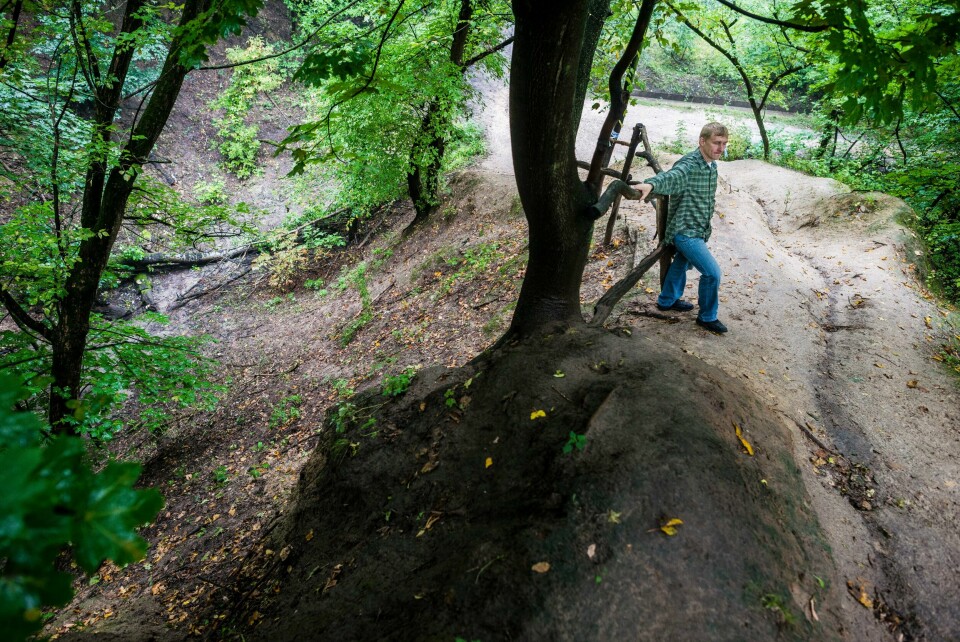 UVITENDE: Sergey Perhalskiy minnes at han akte her i parken Babij Jar. Han var lenge uvitende om at tusenvis av jøder sto på kanten av ravinen og ble skutt 2. verdenskrig. Babij Jar, Kiev, Ukraina. Den verste enkeltmassakren av jøder under den 2. verdenskrig. 33,771 jøder ble drept