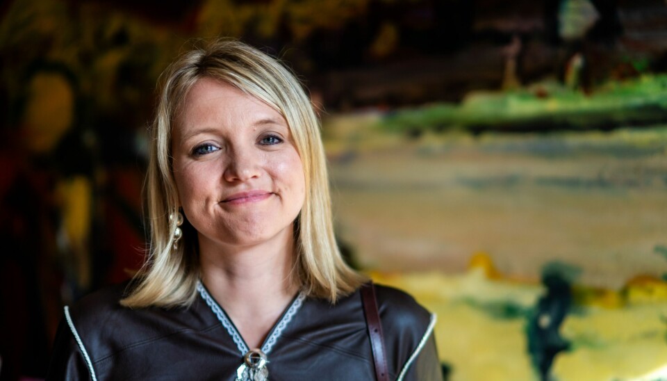 Kathrine Nedrejord, her fotografert da hun vant Oktoberprisen i august, er nominert til Bragepris i skjønnlitteratur. Foto: Thomas Fure / NTB Den norske forfatteren Kathrine Nedrejord (bildet) skriver på norsk, men sier hun forstår Fredrik Prosts beslutning om ikke å la boken sin oversettes til majoritetsspråk. Foto: Thomas Fure / NTB