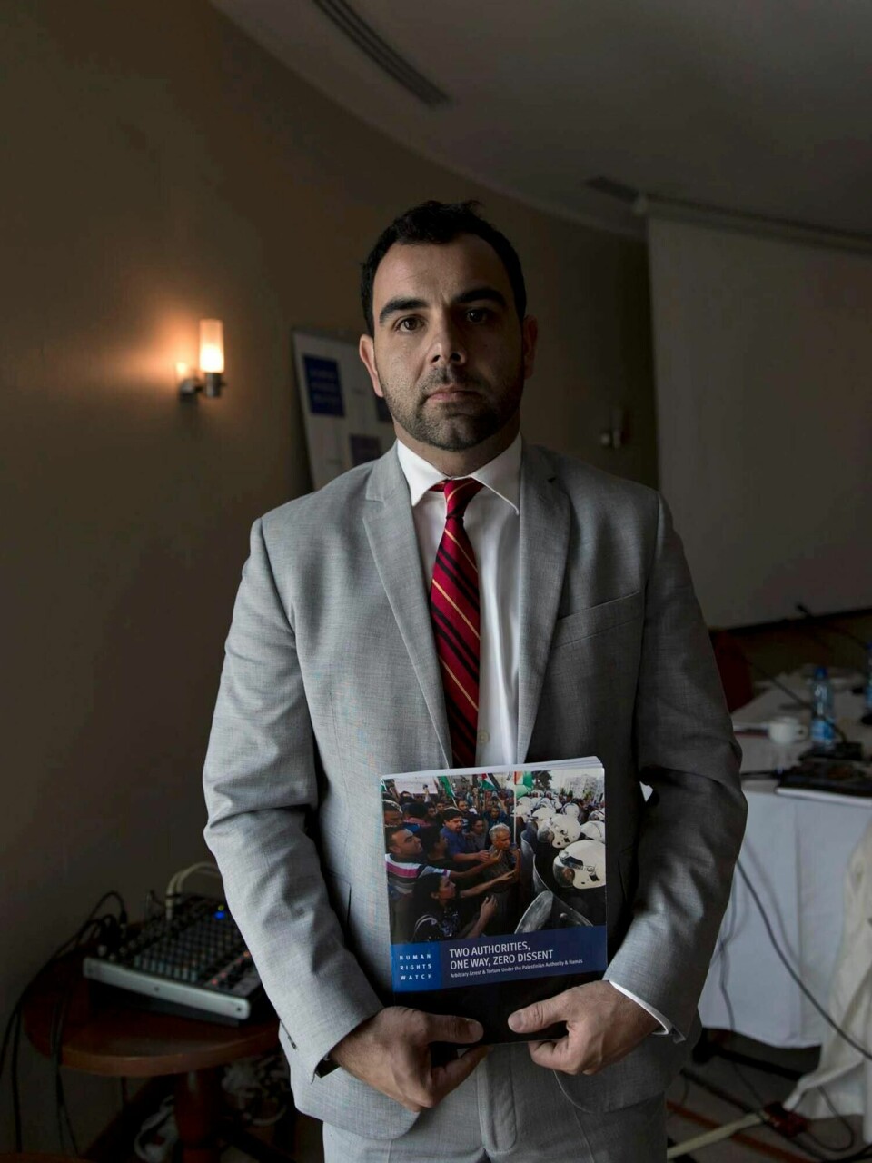 Omar Shakir blir kastet ut av Israel, ifølge en kjennesle fra Jerusalem-domstolen. Her er Shakir i oktober 2018 da Humar Rights Watch la fram en rapport hvor palestinske myndigheter ble anklaget for å drive systematisk tortur av kritiske stemmer.