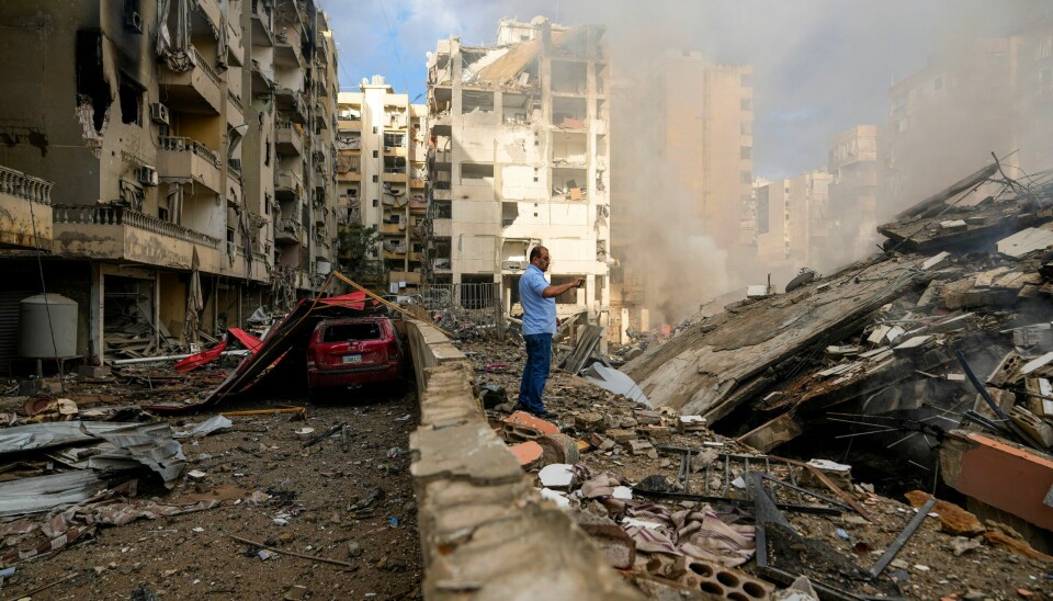 Israel gjennomfører nye angrep mot Beirut En mann står i ruinene av bygninger som er bombet av Israel i Libanons hovedstad Beirut. Foto: Hassan Ammar / AP / NTB