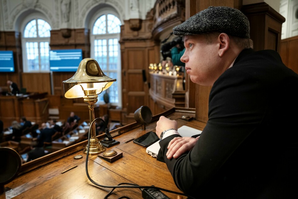 TIL STEDE: Rasmus Paludan var til stede da Folketinget vedtok en lov om forbud mot å brenne koraner og andre hellige skrifter. Rasmus Paludan fulgte med på avstemningen i Folketinget torsdag. Foto: Mads Claus Rasmussen / Ritzau Scanpix / NTB