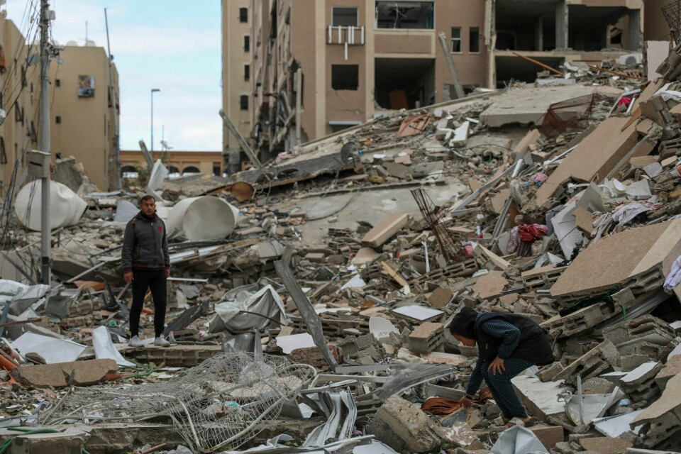 I RUINER: Palestinere søker i ruinene av ødelagte bygninger i Beit Lahiya på Gazastripen, 28. november 2023. Våpenhvilen har gitt palestinere bedre forhold for å lete etter både gjenstander og personer i ruinene etter den israelske bombingen mot Gazastripen. Her fra knuste bygningsmasser i Beit Lahiya. Foto: Mohammed Hajjar / AP / NTB