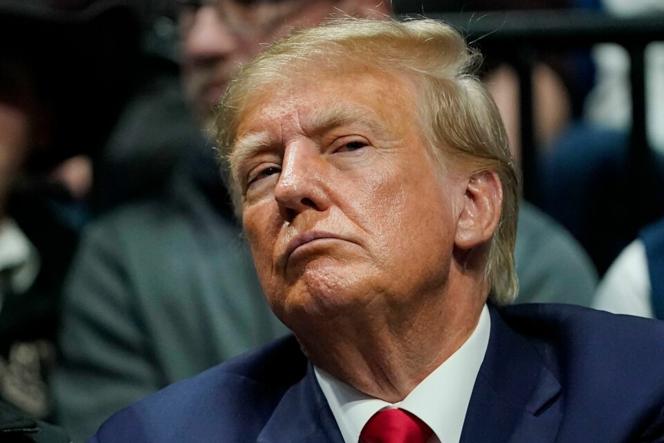 TILTALT: En storjury på Manhattan har tatt ut tiltale mot tidligere president Donald Trump. Donald Trump kan som første tidligere eller nåværende president bli tiltalt i en straffesak. Selv kaller han det heksejakt og har oppfordret tilhengere til massedemonstrasjon i New York. Foto: AP / NTB
