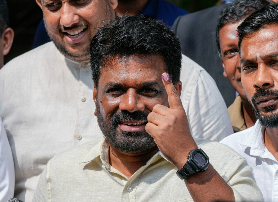 Sri Lankas nyvalgte president Anura Kumara Dissanayake avla stemme i parlamentsvalget i hovedstaden Colombo torsdag. Foto: Eranga Jayawardena / AP / NTB Sri Lankas nyvalgte president Anura Kumara Dissanayake avla stemme i parlamentsvalget i hovedstaden Colombo torsdag. Foto: Eranga Jayawardena / AP / NTB
