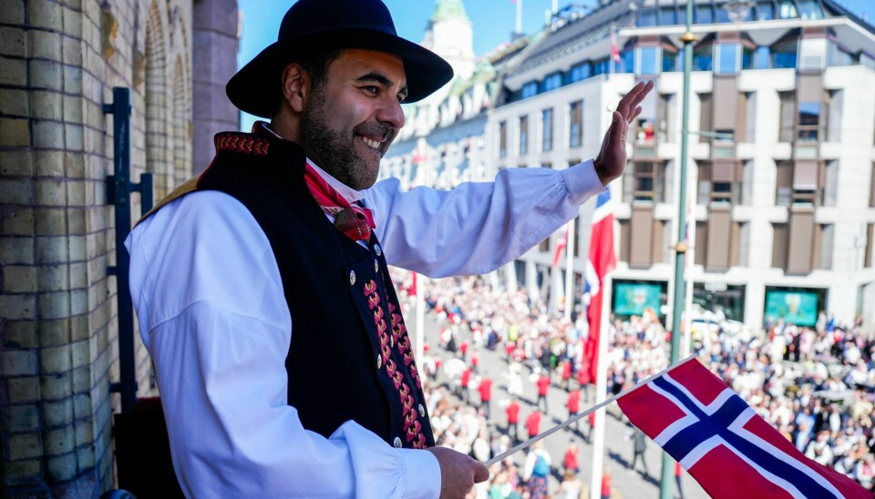 Stortingspresident Masud Gharahkhani (Ap) vinker til barnetoget fra stortingsbalkongen. Foto: Javad Parsa / NTB Stortingspresident Masud Gharahkhani (Ap) vinker til barnetoget fra stortingsbalkongen. Foto: Javad Parsa / NTB