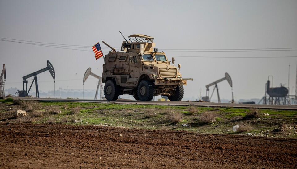 Amerikanske styrker i Syria beskytter flere av landets oljefelt, som her i Qamishli-området. Foto: AP / NTB Et amerikansk militærkjøretøy utenfor den kurdiskkontrollerte byen Qamishli i Nord-Syria i desember i år. USA støtter de kurdiske styrkene i Nord-Syria i kampen mot IS. Foto: Baderkhan Ahmad / AP / NTB