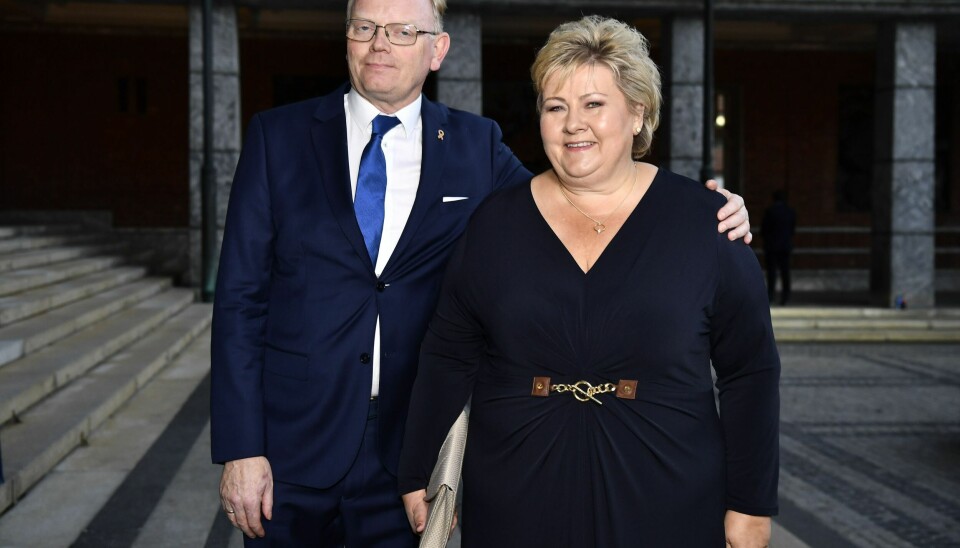 Sindre Finnes kjøpte og eide aksjer mens hans kone Erna Solberg var statsminister. Foto: Naina Helen Jåma / NTB Sindre Finnes skriver bok om livet sammen med tidligere statsminister Erna Solberg. Boken kommer etter planen ut i oktober på Aschehoug forlag. Arkivfoto: Naina Helen Jåma / NTB