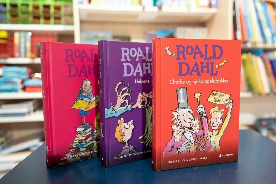 «Matilda», «Heksene» og «Charlie og sjokoladefabrikken» er blant barnebøkene Roald Dahl er kjent for. Forlaget Gyldendal sier det er uaktuelt å følge etter det britiske forlaget som endrer Roald Dahls bøker.Foto: Hanna Johre / NTB