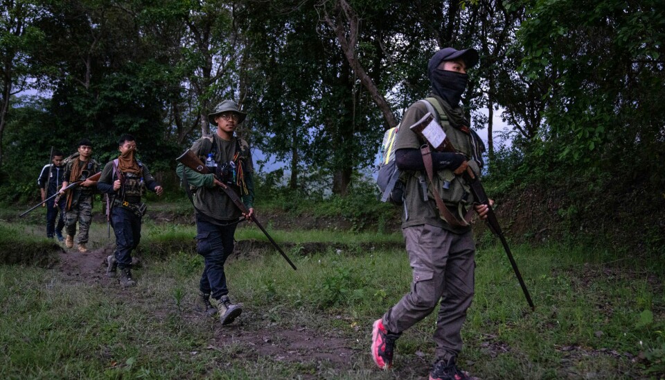 PÅ PATRULJE: Militssoldater fra kuki-stammen på patrulje i den indiske delstaten Manipur, der de ligger i krig med meitei-stammen. Militssoldater fra kuki-stammen på patrulje i den indiske delstaten Manipur, der de ligger i krig med meitei-stammen. Foto: AP / NTB