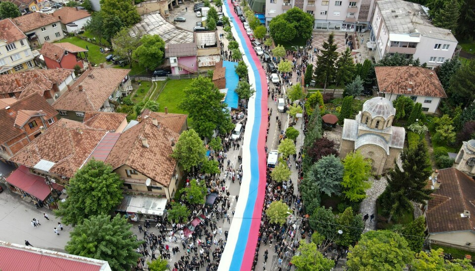 Hundrevis av etniske serbere bar et gigantisk serbisk flagg gjennom byen Zvecan, som ligger nord i Kosovo, i protest mot at etniske kosovoalbanere skulle overta styret i byen. Foto: Bojan Slavkovic / AP /NTB Hundrevis av etniske serbere bar et gigantisk serbisk flagg gjennom byen Zvecan, som ligger nord i Kosovo, i protest mot at etniske kosovoalbanere skulle overta styret i byen. Foto: Bojan Slavkovic / AP /NTB