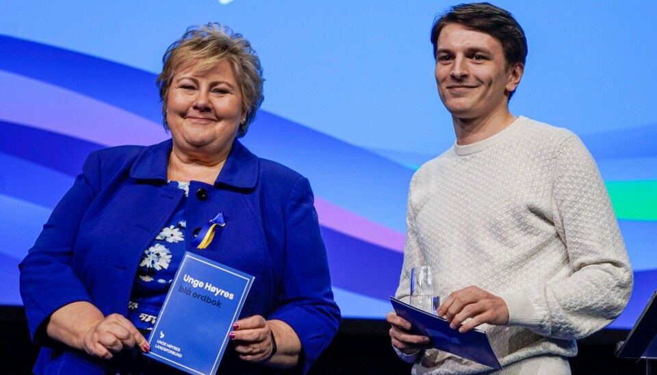 UENIGE: Partileder Erna Solberg og Unge Høyre-leder Ola Svenneby fotografert under Høyres landsmøte i april 2022. Unge Høyre-leder Ola Svenneby sammen med Høyre-leder Erna Solberg under partiets landsmøte tidligere i år. Foto: Terje Pedersen / NTB