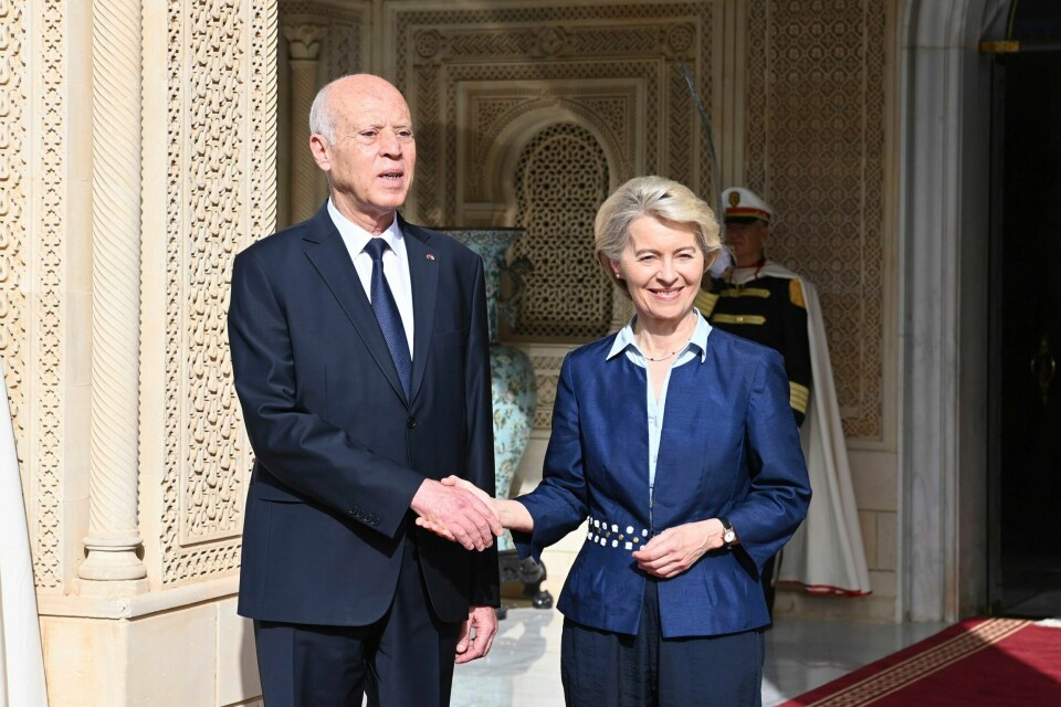 Tunisias president Kais Saied, som av opposisjonen anklages for å ha kuppet makten, tok imot EU-kommisjonens president Ursula von der Leyen i presidentpalasset i Carthage i Tunisia. Tunisias president Kais Saied, som av opposisjonen anklages for å ha kuppet makten, tok imot EU-kommisjonens president Ursula von der Leyen i presidentpalasset i Carthage i Tunisia. Foto: Den tunisiske presidentens kontor / AP / NTB