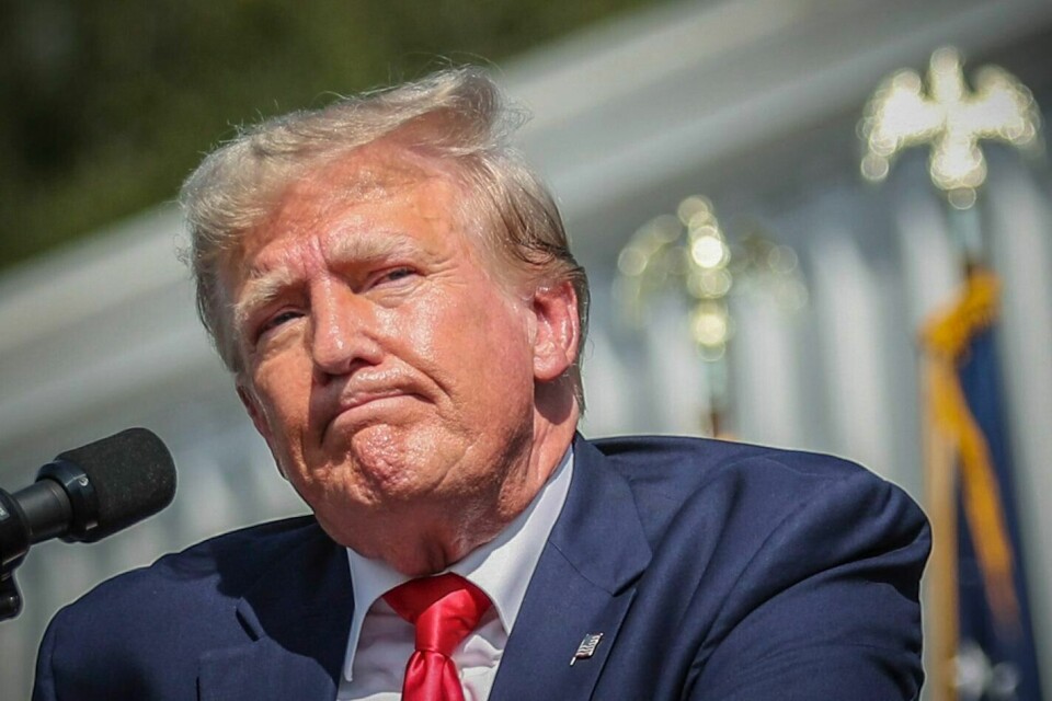 NEDERLAG: Tirsdagens kjennelse er et nederlag for Trump og gjør at den kommende rettssaken stort sett vil dreie seg om hvor mye han og hans medtiltalte må betale i erstatning. Tidligere president Donald Trump gjorde seg skyldig i bedrageri ved å gjentatte ganger lyve om verdien av eiendommer og eiendeler, slo en dommer i New York fast tirsdag. Foto: Artie Walker Jr. / AP / NTB