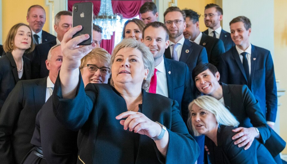 SOLBERG-REGJERINGEN: Statsminister Erna Solberg (H) hadde flere Venstre-politikere med seg på laget i årene hun var statsminister. I bakgrunnen på dette selfie-øyeblikket ser man blant andre Trine Skei Grande, Iselin Nybø, Abid Raja og Sveinung Rotevatn. Statsminister Erna Solberg (H) hadde flere Venstre-politikere med seg på laget i årene hun var statsminister. I bakgrunnen på dette selfie-øyeblikket ser man blant andre Trine Skei Grande, Iselin Nybø, Abid Raja og Sveinung Rotevatn. Foto: Terje Pedersen / NTB