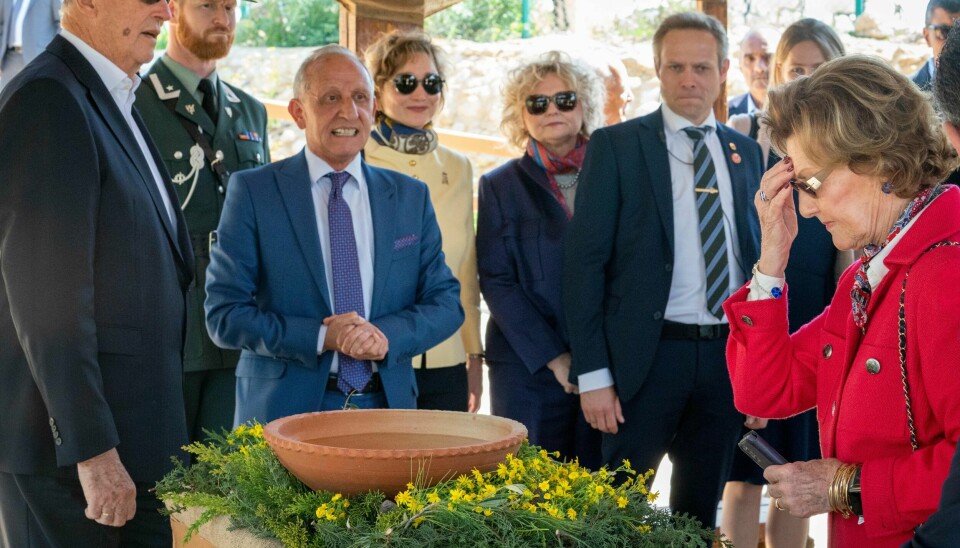 Dronning Sonja velsigner seg med hellig vann fra Jordanelven like ved stedet der Jesus ble døpt av Johannes døperen. Kong Harald er selv døpt i hellig vann fra Jordan-elva, slik den kongelige norske tradisjonen tilsier.
