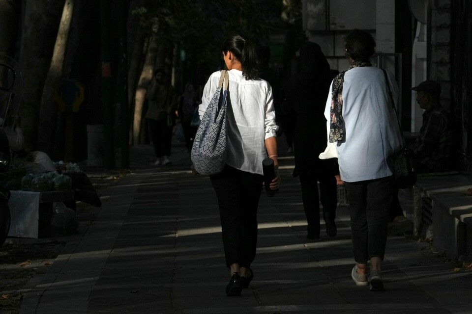 To kvinner går på gaten i Teheran i august uten å ha dekket til håret. Iranske myndigheter har innført strenge straffer for kvinner som bryter påbudet om å dekke seg til. Foto: AP / NTB To kvinner går på gaten i Teheran i august uten å ha dekket til håret. Iranske myndigheter har innført strenge straffer for kvinner som bryter påbudet om å dekke seg til. Foto: AP / NTB