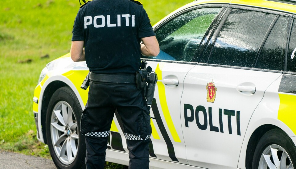 Mange politifolk forteller om en fryktkultur i etaten. Illustrasjonsfoto Foto: Gorm Kallestad / NTB Bildet viser en politimann med våpen foran en politibil.