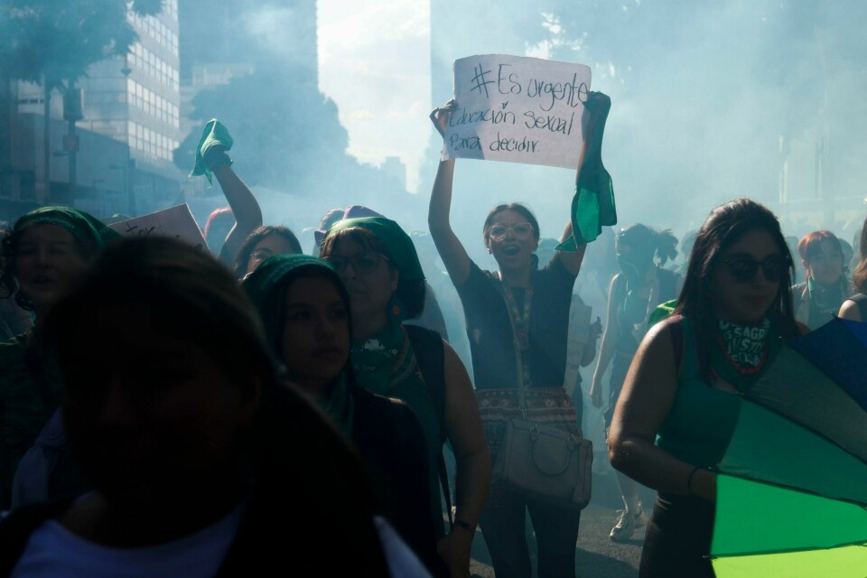 Ei rekke kvinner demonstrerte for retten til abort i Mexico by torsdag denne veka. Same dag var det også markeringar i ei rekkje andre latinamerikanske land. Foto: Alexa Herrera / AP / NTB En rekke kvinner demonstrerte for retten til abort i Mexico by torsdag denne uken. Samme dag var det også markeringer i en rekke andre latinamerikanske land. Foto: Alexa Herrera / AP / NTB