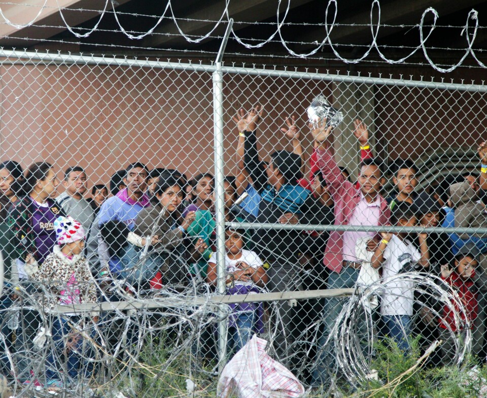 Migranter venter på mat i en leir opprettet av amerikanske myndigheter. Debatten om forholdene på interneringssentrene ved grensen raser nå i USA.