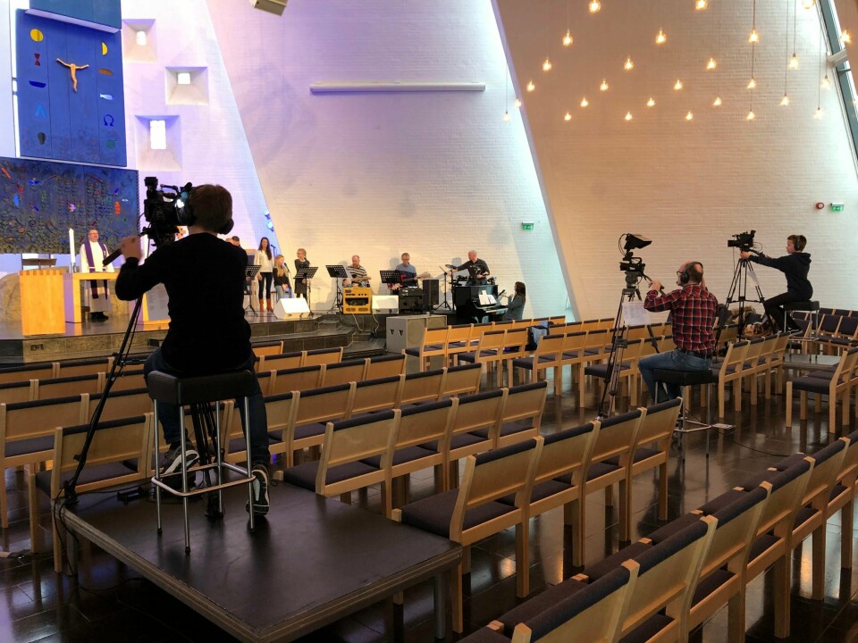 Over hele landet filmes og streames det nå gudstjenester. Her fra Nærbø kirke.