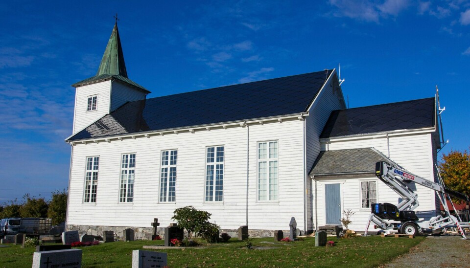Pilotprosjektet Strand kirke byttet ut skiferhellene på det sørvendte taket og med blanke solceller som ser ganske like ut på avstand.