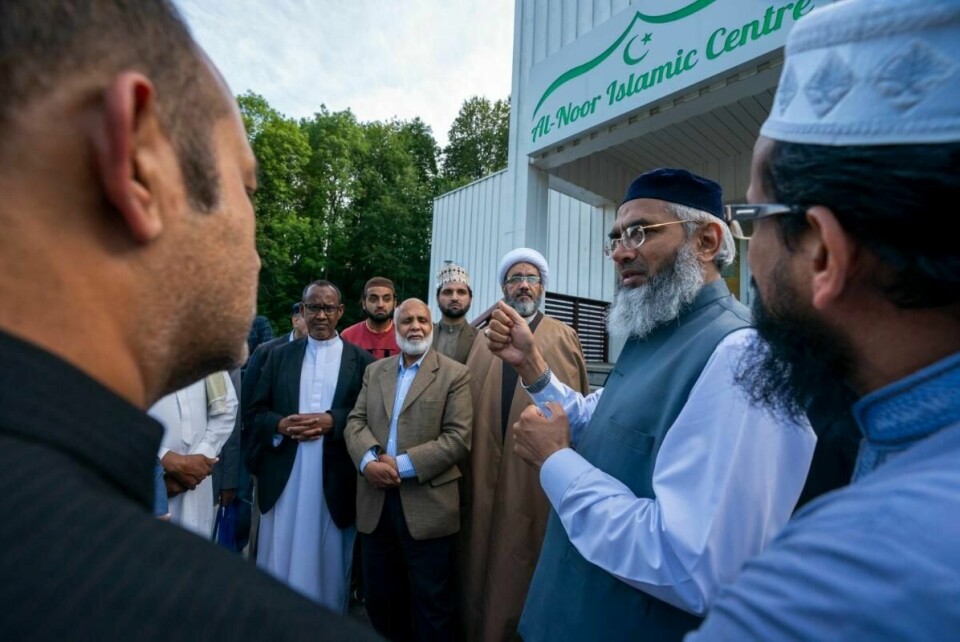 Imam Syed Mohammad Ashraf inviterte andre imamer og ledere for moskéer på Østlandet til å komme til den terrorrammede moskeen Al-Noor Islamic Centre på Skui i Bærum etter fredagsbønnen.