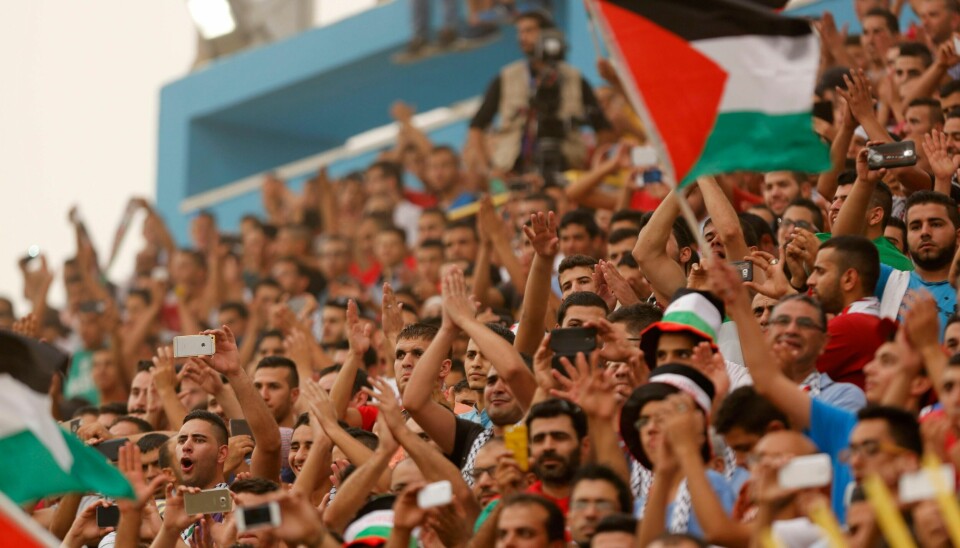 Palestinsk fans jubler under en VM-kvalifiseringskamp.