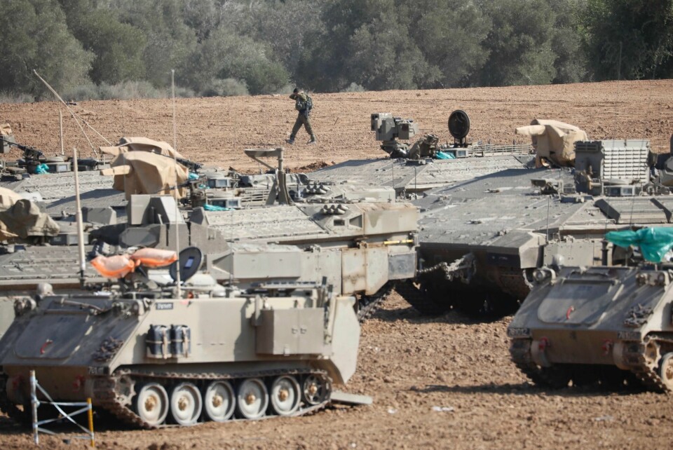Israelske militærkjøretøy like ved grensa mellom Israel og Gazastripen. Foto: Ariel Schalit / AP / NTB scanpix