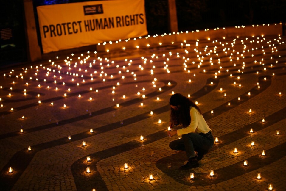En typisk lysmarkering fra Amnesty International. Her under et toppmøtet mellom EU og India i mai i år. Foto: AP / NTB En typisk lysmarkering fra Amnesty International. Her under et toppmøtet mellom EU og India i mai i år. Foto: AP / NTB
