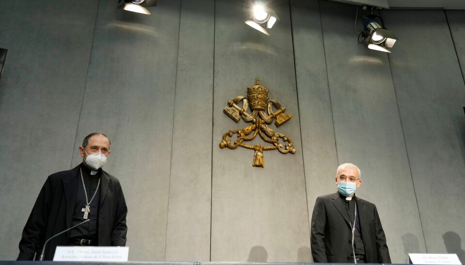 LOVVERK: Juan Ignacio Arrieta Ochoa de Chinchetru (til venstre) og Filippo Iannone presenterte tirsdag pavens oppdateringer av den katolske kirkens lovverk. Foto: Andrew Medichini / AP / NTB Juan Ignacio Arrieta Ochoa de Chinchetru (til venstre) og Filippo Iannone presenterte tirsdag pavens oppdateringer av den katolske kirkens lovverk. Foto: Andrew Medichini / AP / NTB