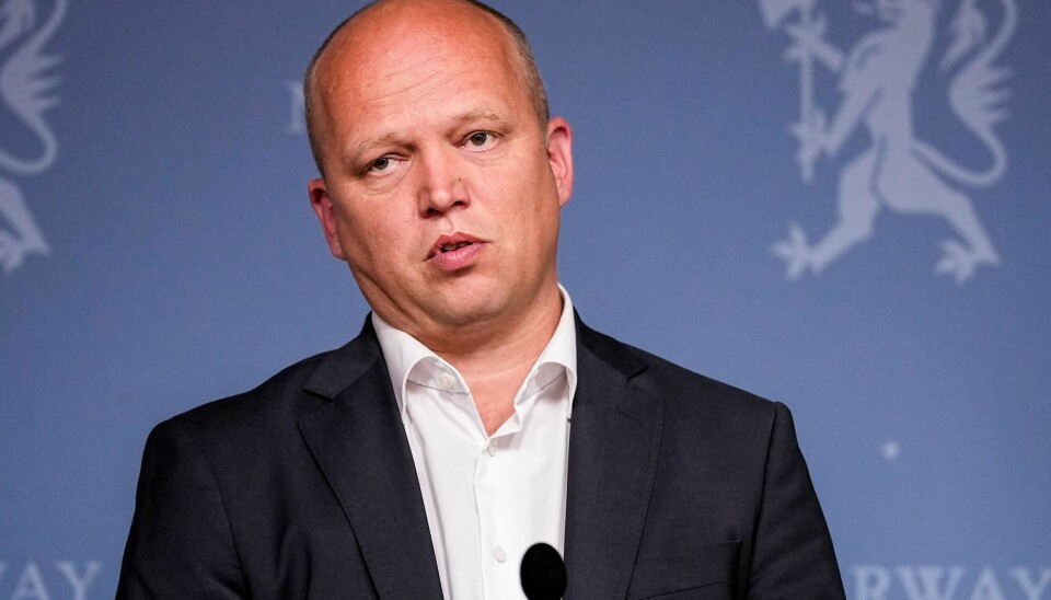 KLAR BESKJED: Partileder Trygve Slagsvold Vedum og flere andre partitopper har vært for lite synlige i valgkampen så langt, mener fylkesleder. Sp-ordføreren i Sel mener partiet bør vurdere å trekke seg fra regjeringen hvis de gjør et så dårlig lokalvalg som meningsmålingene så langt tyder på. Finansminister Trygve Slagsvold Vedum møter pressen etter at forsknings- og høyere utdanningsminister Ola Borten Moe har varslet at han går av som statsråd og Sp-nestleder. Foto: Beate Oma Dahle / NTB