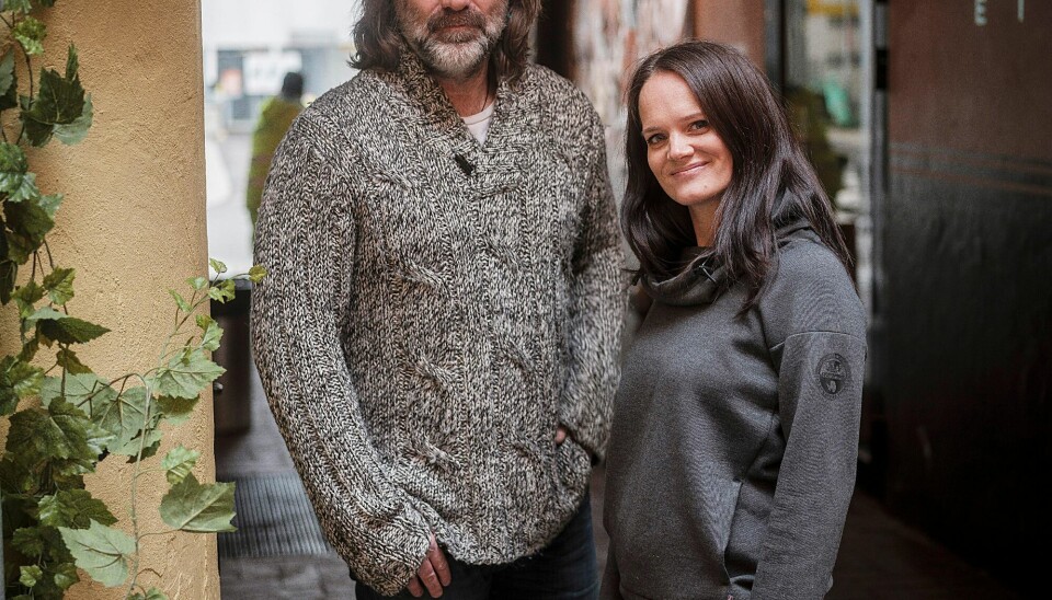 Karin Okkenhaug holder lørdag konsert i Nordstrand kirke, før Bjørn Eidsvågs konsert. Her sammen med Christer Falck, som tok initiativet til serien med kirkekonserter som startet i fjor høst.
