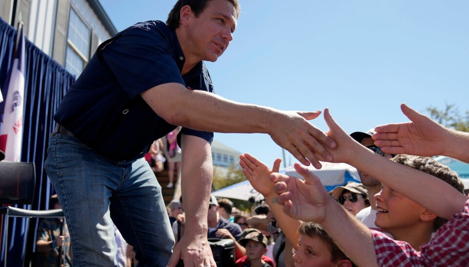 Florida-guvernør Ron DeSantis på velgerfrieri under Iowa State Fair i Des Moines 12. august. Foto: Jeff Roberson / AP / NTB Florida-guvernør Ron DeSantis på velgerfrieri under Iowa State Fair i Des Moines 12. august. Foto: Jeff Roberson / AP / NTB