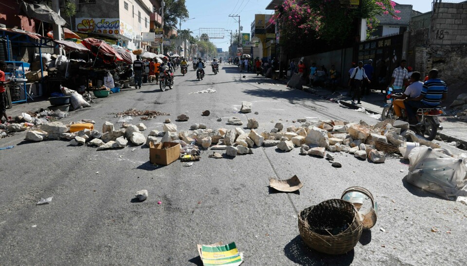 En gate i Port-au-Prince er blokkert av steiner og gjenstander etter en demonstrasjon mot voldsbølgen i landet. Antallet bortføringer har økt i omfang den siste tiden. Foto: Odelyn Joseph / AP / NTB En gate i Port-au-Prince er blokkert av steiner og gjenstander etter en demonstrasjon mot voldsbølgen i landet. Antallet bortføringer har økt i omfang den siste tiden. Foto: Odelyn Joseph / AP / NTB