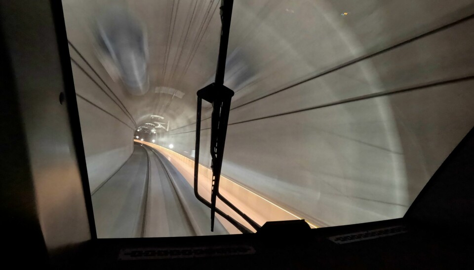 Etter å ha vært stengt i over ti uker, er Follobanen åpen for trafikk. Banen ble åpnet for normal trafikk søndag klokken 7. Her er tunnelen fotografert under en testkjøring. Foto: Heiko Junge / NTB Bane Nor testkjører Follobanen i 200 kilometer i timen gjennom Blixtunnelen.Foto: Heiko Junge / NTB