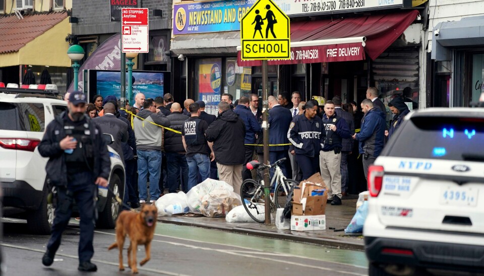 Politi ved inngangen til T-banestasjonen i New York der en rekke personer ble skadd onsdag ettermiddag. Foto: John Minchillo / AP / NTB Politi ved inngangen til T-banestasjonen i New York der en rekke personer ble skadd onsdag ettermiddag. Foto: John Minchillo / AP / NTB