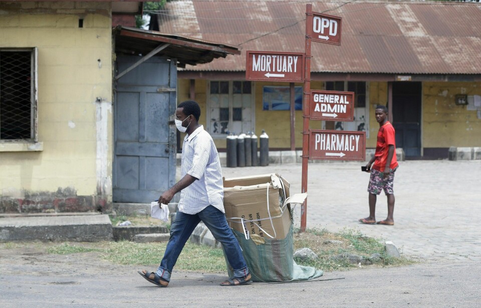 En mann med ansiktsmaske går forbi sykehuset Yaba Mainland i Lagos hvor de første covid-19-pasientene i Nigeria har fått behandling. Det var nettopp i Lagos det første smittetilfellet sør for Sahara ble bekreftet.