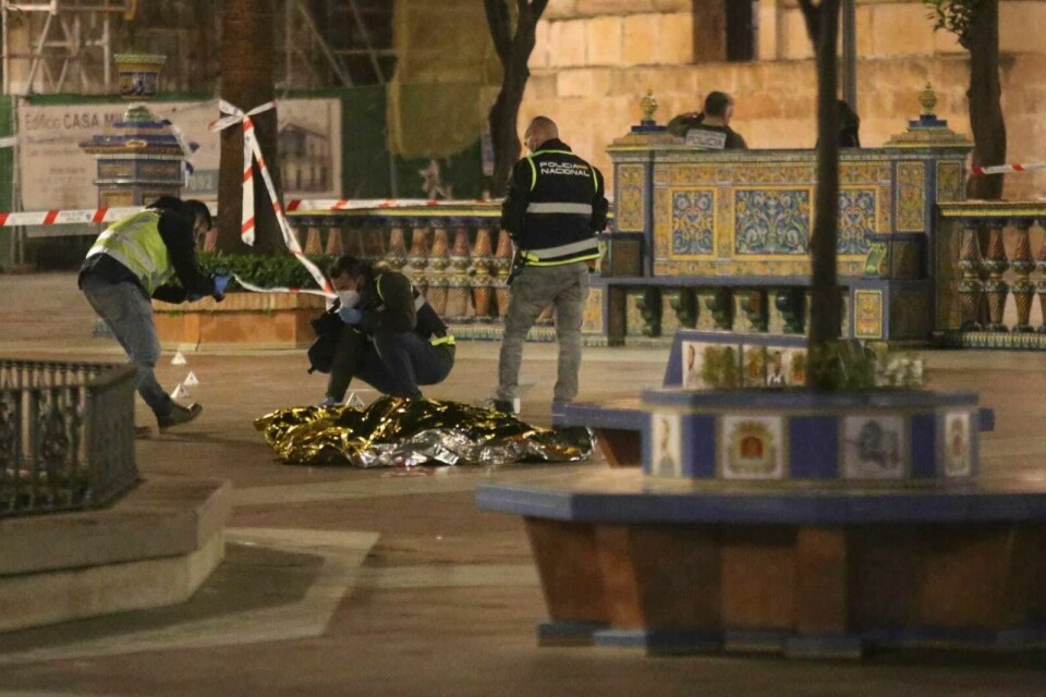 ANGREP: Politiet har rykket ut til kirken der en person ble drept og en annen alvorlig såret. Angrepet skjedde i byen Algeciras onsdag kveld. Politiet har rykket ut til kirken der en person ble drept og en annen alvorlig såret. Angrepet skjedde i byen Algeciras onsdag kveld. Foto: Nono Rico / Europa Press via AP / NTB