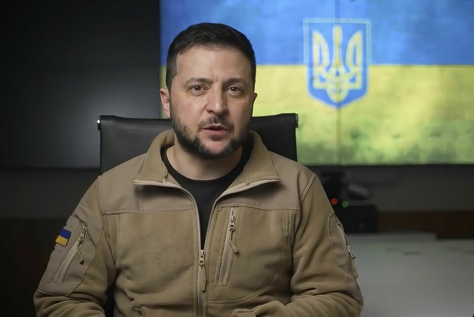 Ukrainas president Volodymyr Zelenskyj sier han fortsatt er villig til å møte president Vladimir Putin. Foto: AP / NTB Ukrainas president Volodymyr Zelenskyj sier at allierte endelig har begynt å levere våpen som landet har bedt om. Foto: Ukrainas presidentkontors presseavdeling via AP / NTB