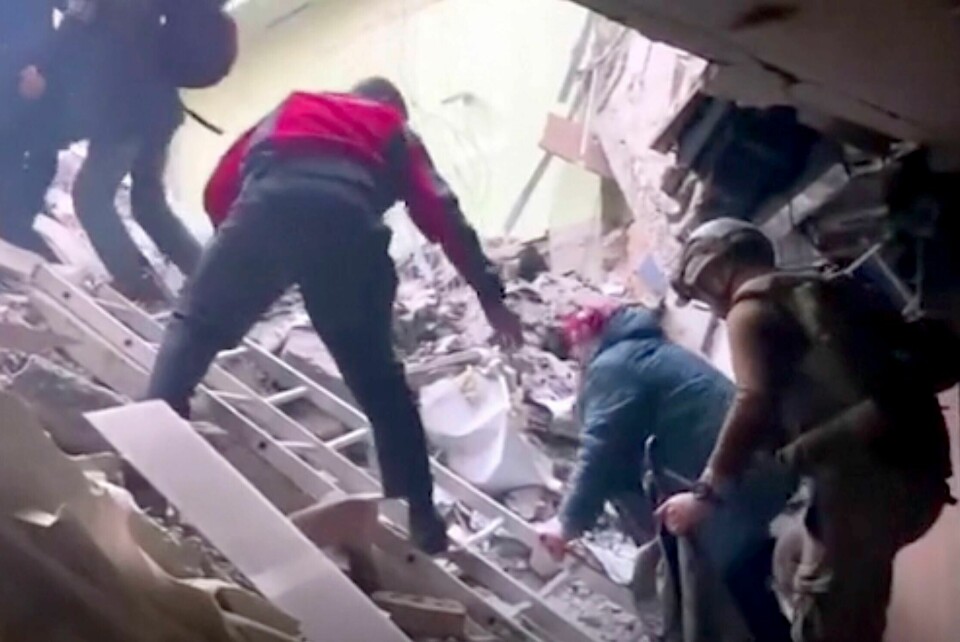 STÅLVERKET: Stillfoto fra et udatert videoopptak som Azov-regimentet ga ut søndag, viser sivile som får hjelp av soldater til å komme seg ut fra stålverket. Det var den første runden med evakueringer fra stedet. Onsdag var runde nummer to gjennomført. Nå varsler FN at en tredje runde er underveis. Bildet viser et skjermbilde fra en udatert video som viser ukrainske soldater som hjelper sivile med å ta seg ut av ruiner på stålverket Azovtal. Foto: Azov-bataljonen / AP / NTB