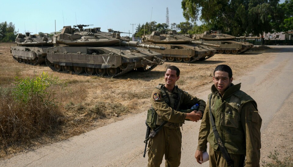 Israelske soldater fotografert ved sine stridsvogner i et område i nærheten av Gazastripen fredag. Israel stengte tidligere denne uka veier nær den palestinske enklaven og sendte forsterkninger dit i påvente av et mulig gjengjeldelsesangrep. Israelske soldater fotografert ved sine stridsvogner i et område i nærheten av Gazastripen fredag. Israel stengte tidligere denne uka veier nær den palestinske enklaven og sendte forsterkninger dit i påvente av et mulig gjengjeldelsesangrep. Foto: Ariel Schalit / AP / NTB