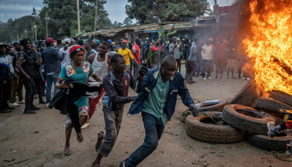 PROTESTER: Tilhengere av presidentkandidat Raila Odinga løper forbi brennende bildekk i Kibera-slummen i Nairobi. Det brøt ut protester flere steder i Kenya etter at William Ruto ble utropt til vinner av presidentvalget. Foto: Ben Curtis / AP / NTB Tilhengere av presidentkandidat Raila Odinga løper forbi brennende bildekk i Kibera-slummen i Nairobi. Det brøt ut protester flere steder i Kenya etter at William Ruto ble utropt til vinner av presidentvalget. Foto: Ben Curtis / AP / NTB