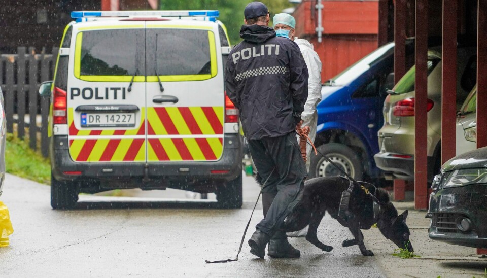 OTTA: Politi med hund jobber ved åstedet på Otta der to personer ble drept mandag kveld. Det var mandag kveld i 18.10-tiden politiet mottok melding om knivstikking på Otta i Sel kommune. Et eldre ektepar ble funnet drept. Foto: Ole Berg Rusten / NTB