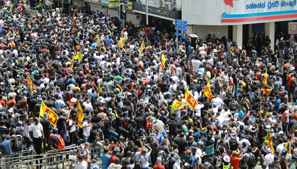 SRI LANKA: Demonstranter på vei til presidentpalasset fylte gatene i Colombo lørdag. Demonstranter på vei til presidentpalasset fylte gatene i Colombo lørdag. Foto: Amitha Thennakoon / AP / NTB
