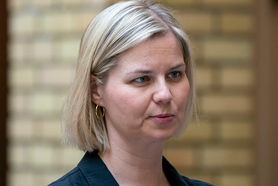 VIL LAGE VÅPEN: – Alle forstår at Norge ikke har et uendelig antall våpen på lager. Det er kanskje på tide å ta til å produsere, sier Guri Melby. Guri Melby vil ta initiativ til en ny EU-debatt i Norge. Krigen i Ukraina har ført oss inn i en ny tid, understreket hun for Venstres landsstyremøte fredag. Foto: Terje Pedersen / NTB