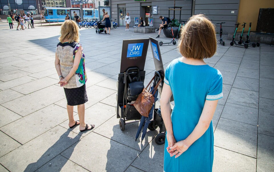 HUS-TIL-HUS: Den oppsøkende virksomheten til Jehovas Vitner har funnet andre plattformer i løpet av pandemien. 1. september er husbesøkene tilbake. I 2018 var det registrert rundt 12.500 Jehovas vitner i Norge.